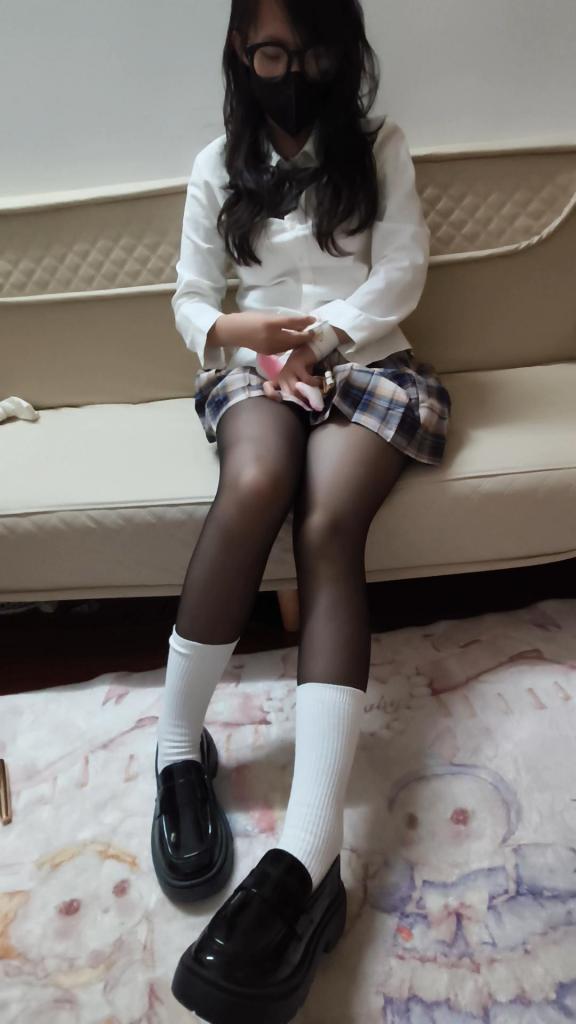 【可灵饼】02 这里是小可灵饼，一个05后三坑少女小白纸一枚，喜欢轻拘束束缚，轻调抽打，这次是JK黑丝白袜轻调，多种风格，巴掌鞭子下跪铐撩挠等 希望大家喜欢 这里是小可灵饼，一个05后三坑少女一枚，是个小白纸，喜欢轻拘束束缚，轻调抽打，这次是JK黑丝白袜轻调，巴掌鞭子下跪铐撩等 价格便宜 希望大家支持