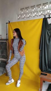 【zentai】野性舒适 黛莉身着一件引人注目的豹纹紧身衣，内搭一件舒适的棕色连帽衫，姿态柔和，既大胆又温暖——平静、放松，又带着一丝自信。<br>柔软的​​面料和随意的叠穿营造出一种亲密的氛围，俏皮的力量与令人安心的宁静在同一个画面中交织融合。