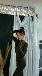【zentai】摩卡魅力 梅琳达身着一件柔滑的摩卡色紧身衣回归，衣摆随着她的一举一动飘逸动人