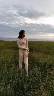 【zentai】静谧地平线 身着银色和柔和肤色紧身衣，拉哈尤和利布拉并肩躺在开阔的田野里，静静地休憩——平静、平衡、和谐。柔和的天空和摇曳的青草环绕着他们闭目而坐的姿态，营造出一种宁静祥和的氛围，将他们的每一个动作都化作连接与宁静的柔和体现。