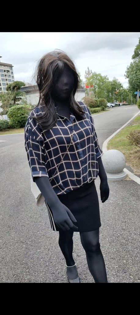 大嫂黑色zentai(全包丝袜紧身衣)外出 大嫂穿着黑色zentai(全包丝袜紧身衣)逛园林。出门之前也会，里面人会很多。心里很紧张，很害怕。等到了园林。只见里面稀稀拉拉几个人。心里才不那么紧张呢。接下来就看大嫂的一路表演吧。