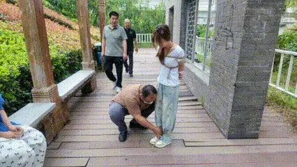 《双模缚困，绳师紧锁》 今天两位女模特小A和小C对绳缚产生好奇，决定先自己尝试。她们笑着用麻绳互相绑住对方的手腕和脚踝，动作生疏、松松垮垮，没费多大力就互相挣脱开了。两人意犹未尽，便请来经验丰富的绳师老陈帮忙。老陈手法精准，绳索紧贴皮肤层层绕扣，最后收紧固定。小A和小C试图挣扎，却发现绳子纹丝不动，越挣越紧，彻底无法脱身，既紧张又兴奋——这次是真的“逃不掉了”。本工作室提供绳艺捆绑模特服务、体验女绳师捆绑服务、体验长时间囚禁服务、绳艺教学培训、专业麻绳销售、作品私人定制、模特原味丝袜出售等，另外本店招募同好合作伙伴。定拍约拍。v:a156185529<br>QQ156185529<br>解压密码168168