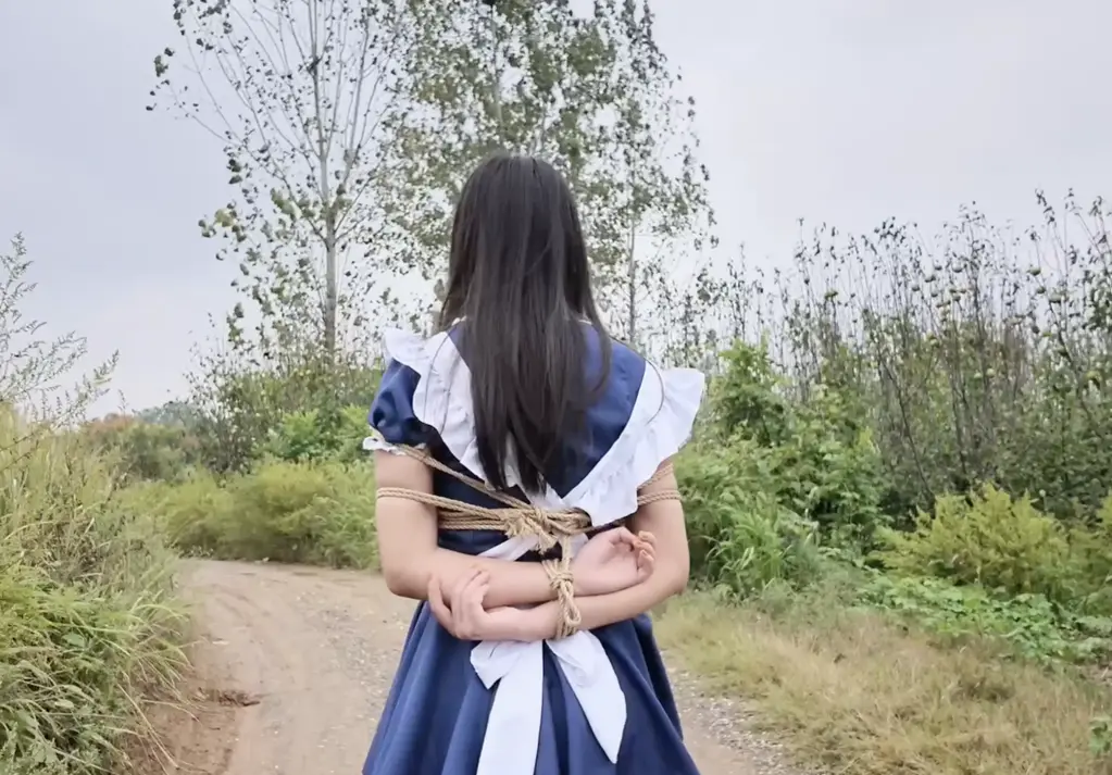 户外女仆装+啵啵贝+日式 周末无聊，让小怡换上女仆装，戴上啵啵贝，带着他去户外踏青