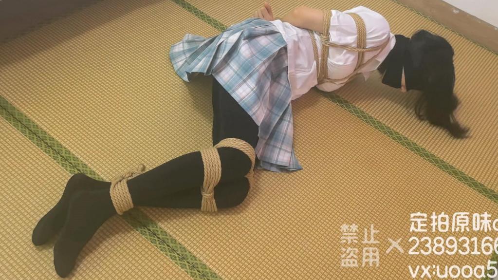 【玉箫原创】定拍《捆绑日记8之姐妹篇上》 红豆黑丝＆玉箫白丝 被姐姐套路捆绑后棉袜堵嘴 黑丝蒙眼蒙嘴 丢下妹妹呜呜挣扎 黑丝长腿太棒了！ 【玉箫工作室】定拍、原味找我：qq2389316626,qq2197723495（备用号） VX：Uooa563 玉箫（荷露、夏筠、雪莹、彩依、青歌）【推特】@yuxiao1714652欢迎关注 约绑攻略有售直接滴QQ！！！本工作室正式启动会员优惠折扣方案，请有兴趣的同好加Q：629374436详询。工作室最近的新妹子都是我用约绑攻略找来的。 【赞助方案】98赞助最少赠送20部视频，198赞助最少赠送50部视频，398赞助最少赠送100部视频，498赞助打包300部视频，598赞助打包全部作品（以及2025年度更新作品）！！价格相当优惠~（道具服装也可赞助～）<br>这天我正要拍捆绑日记更新 谁知道豆子突然回来了  刚好忽悠豆子一起玩 绑上之后豆子发现上当了 开始抱怨并让我解开她 哼好不容易绑起来的哪有那么容易解开，我拿起袜子就把她嘴堵上了 继续捆她的脚。期间她还在呜呜嘴巴里不停抱怨，然后还真让她把袜子吐掉了。袜子堵不住她的嘴是吧 那就给她换一个，还好我早有准备。 我找了两条黑丝 一条蒙嘴一条蒙眼。蒙好之后好好欣赏欣赏豆子的美腿玉足，之后我找了个理由，扔下豆子独自挣扎，我便离开了，打算放置她一段时间后，我再回来解开她。谁知道在我离开后不久，竟然自己偷偷解开了绳子……
