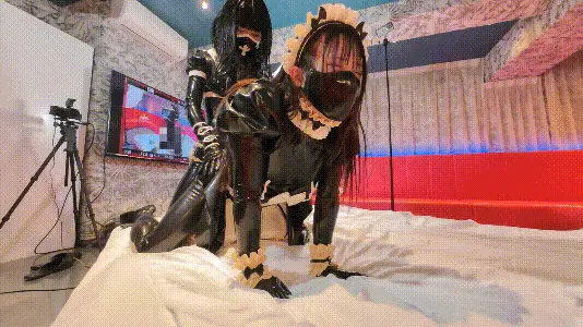 お尻で飲んでボテ腹状態のメイドさんのアナルにㄘんㄘん突っ込んでみたら気持ち良すぎた♡ 出自:Re:I (ReI（れい）)  伪娘 伪娘 伪娘<br>お尻で飲んでボテ腹状態のメイドさんのアナルにㄘんㄘん突っ込んでみたら気持ち良すぎた♡<br>ラバー製のメイドちゃん<br>お尻の穴から500 mLも一気に飲み干して、お腹はｷﾞｭﾙｷﾞｭﾙ、パンパンになったボテ腹状態のメイドちゃん<br><br>でも、ご主人シスターの許可なしに排泄できるわけないじゃーん。<br>排泄管理されちゃうメイドさんは、アナルプラグでお尻の穴を栓されちゃう。<br><br>栓を抜いてもらってやっと出せると思ったら、ご主人シスターのちんぽが逆にめりこんできた。<br><br>ぱんっぱんになったお腹を押さえつけられながら、うんち出したいアナルにバキバキちんぽを出し入れされちゃう。<br><br>ラバーのマスクは呼吸穴がついてないから意識も朦朧とする中、ご主人シスターはニコニコ笑ってた。<br><br><br>こんなサイコパスな生活、いつまで続けさせられるの。