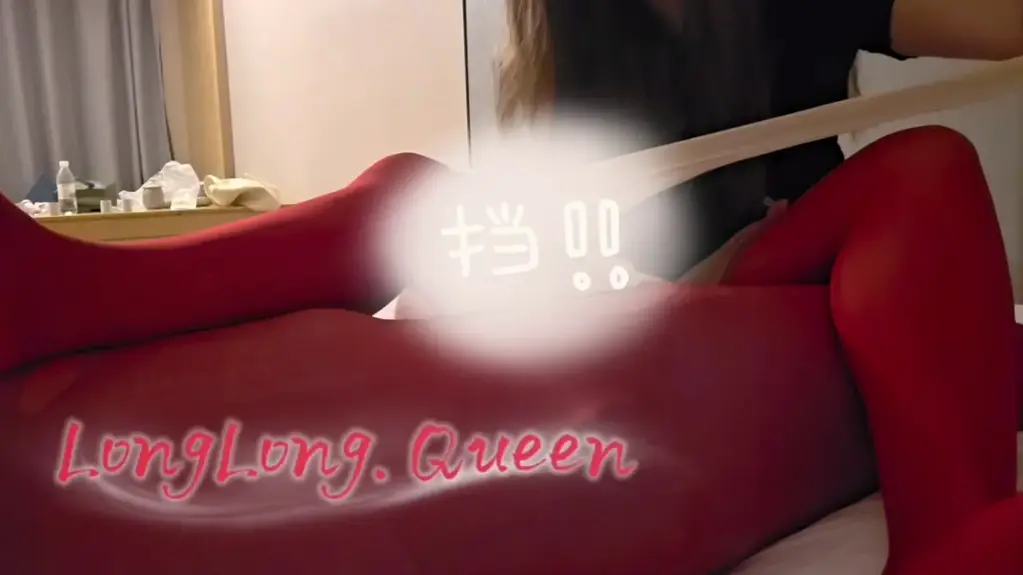 better014  丝袜睡袋  丝袜责  红色丝袜手套 束缚  责射   多层丝袜   丝滑睡袋   榨汁 袋奴 丝责 捆绑  榨精   拘束 全包 睡袋 刑罚  抽搐   龟头责   better014 安排小狗，五六层丝袜全包，里面再缠胶带勒紧，只漏出奶头、下面和鼻子。头上套一条原味内裤，闷着呼吸，原味嘟嘴，只能从缝里闻刚穿过的味道。捏着他的咪咪，然后坐脸，红手套裹着细腻的长丝袜，由轻柔慢擦逐渐转为紧实包裹。布料摩擦产生的独特触感与热度不断积聚，将敏感神经推向极致，最终在连绵不绝的刺激中拉开序幕，迎来第一次失控的释放。第二轮：纯粹手套高潮余韵未消，丝袜直接覆上，带来更直接紧实的包覆感。没有冗长的铺垫，快速而密集的摩擦精准牵动着敏感点。快感与酸麻交织，在急促的节奏与加压下，引发了第二次猛烈的爆发，第三轮：极限瘫软连续两次释放后，身体已达生理极限。红手套再次尝试触碰，但过度的敏感只剩下难以承受的酸软。原本紧绷的状态迅速消退，直接彻底软趴下去。强烈的虚脱感席卷全身，四肢酸软无力，只剩下沉重的喘息，宣告结束<br>联系龙龙企鹅咨询1428942818。推X @Longqueenvr 坐标长沙，只喜欢全包，更喜欢榨汁和龟头责的龙龙 龙龙穿丝袜较多，天冷没有重口味，热天有味道，睡袋需求可以联系龙龙，一般自用一晚，不洗  睡袋主要为缎面，丝绸类，做裙子的面料