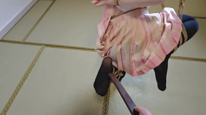 kigurumi kig达妮娅  折腿半吊+挠脚心+侧吊+呼吸控制+空中转圈圈+K9SP+盘腿缚半吊TK 一觉睡醒的达妮娅发现自己被紧紧的捆绑起来。身上的绳子紧紧的勒入了她的身体 折腿半吊的姿势让她无法动弹，还有坏人挠她脚心，接着又被侧吊 塑料袋呼吸控制 侧吊空中转圈圈无法挣扎。还没好好休息就又被坏人用绳子绑了K9半吊...这样的折磨什么时候能结束呀~~~~