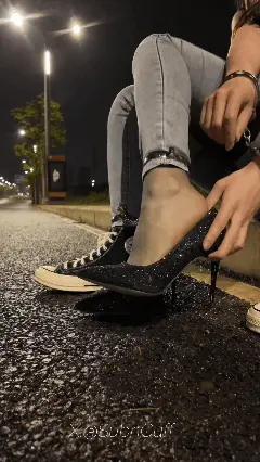 1002SubM户外牛仔裤帆布鞋 手铐脚铐雨天行走 后来又换了高跟鞋 被电到跪在马路上 很久没有穿过牛仔裤帆布鞋了 昨晚先这样简单的正铐和背铐 但为了增加难度 还加了郊狼电击<br>之后 又在铐着手铐的情况下锁上了脚铐 这会郊狼已经到七八十了 走路已经能明显感觉到不稳 但是走了一会 还是决定换上10厘米的高跟鞋 而且是在手脚都被铐着的情况 换好后又转成了背铐 在走回来的时候 电击强度到了快100 还是被电到在马路上跪了下来