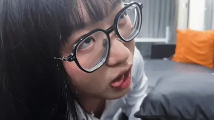 【定拍】傲慢的女上司2训诫 定制联系QQ2576361018<br>简介：<br>第一幕：<br><br>傲慢女上司小麦翘着二郎腿，灰丝脚不停扭动。看完下属的报告，一把甩在他身上，痛骂废物。下属却盯着她的丝袜脚出神，小麦感到恶心，起身扇他巴掌。下属试图反抗，却被练过的小麦几下制服，打倒在地，用灰丝脚不停踹他，边踹边骂工作废物还恶心，让他滚。下属求饶说立刻回去改。这时小麦手机响了，她转身去接，下属趁机扒下她的裙子，一记千年杀。小麦丢开手机，吐舌翻白眼，捂着屁股撅着倒下。下属上去打了两巴掌，小麦疼醒，捂着屁股威胁要让他混不下去。下属怒掐她屁股，说她没资格喊叫，又狠狠抽打，每打一次屁股都抖动，灰丝脚也挣扎抖动。小麦终于求饶，说最怕人打屁股，求放过。下属拽她头发拉起来，扇了两耳光，说从现在开始我说什么你做什么。小麦无奈点头。下属坐沙发拍腿，示意她趴上来。小麦委屈说又要打屁股，求你饶了我吧。下属抬手作势要抽，小麦害怕照做。下属像教训小孩一样抽打，小麦惨叫，灰丝脚不停挣扎。打了一会突然停手，小麦“欸”了一声。下属看出她表面高傲，其实希望被征服，说看你后面表现。继续拽头发推倒在沙发，玩她的脚，力气越来越大，快把脚掰坏。小麦惨叫求住手，说脚都随便让你摸了还想怎样。下属停手，一把公主抱起她，小麦惊恐问去哪，被丢在床上，搓着脚后退，在不要的惨叫声和挣扎的灰丝脚镜头中，画面黑去。画面亮起，小麦哭泣着躺在床上，下属拍照片，在耳边说了两句，小麦带哭腔点头说知道了。<br><br>第二幕：<br><br>画面切换，小麦穿日式体操服和白裤袜在家。开门声，下属进来，惊呼老板穿什么都好看。小麦保持架子说上次那样对我，现在照做了，快删照片。下属上去两耳光，小麦愤怒看着他。下属骂她别装，内心就是个M，上次被打屁股不是很舒服吗，好好表现考虑奖励。小麦被说中，低头。下属坐沙发拍旁边，小麦乖巧坐下。下属摸白袜大腿，抬脚发现白袜泛黑，闻了下喊好臭，说不讲卫生脚那么臭。小麦又怒又羞，踹他一脚骂谁说脚臭。下属双手抱胸说这是什么口气，去闻自己脚。小麦想不从，看到手机还是照做，捧脚闻，果然臭。下属按她头，鼻子贴白袜脚闻，小麦痛苦叫，闻完翻白眼吐舌躺沙发。下属拍脸拍醒，拍腿，小麦立刻趴上去。下属说你求我，考虑怎么做。小麦彻底服输，说之前严厉对不起，其实上次被逆袭打了之后一直享受，请继续打我屁股。下属开心继续扇，小麦内心享受表面装痛苦，说好痛不会放过你。下属加大力气，甚至揪短裤打，小麦哭喊错了求饶，放过屁股，泛黑白袜脚挣扎扭动。打了一阵，小麦吐舌晕过去，眼神迷离。下属笑真是个变态女上司，公主抱起走向房间，给白丝脚特写，丢在床上，小麦吐舌脚抽动，画面黑去。画面再亮，小麦彻底被征服，依偎下属怀里说打太用力都晕了。下属笑还不是你自己要求，坐起来把玩泛黑白袜脚，说脚太臭都把自己熏晕，还好意思在公司训人。小麦羞涩说别说了，扭动白袜脚，视频结束。