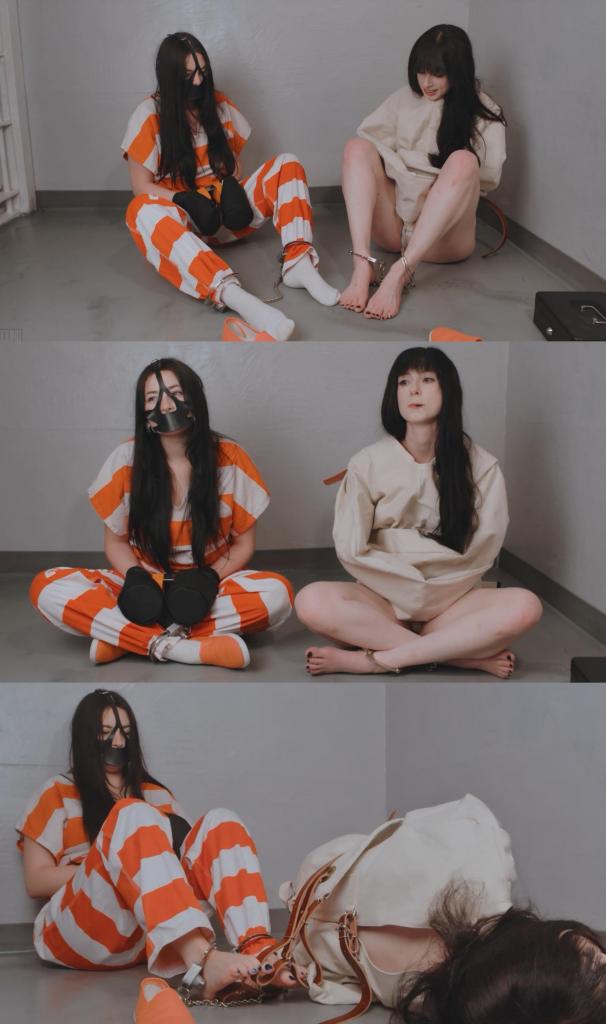 Kora &amp; Jade's Asymmetrical Escape Challenge - Maximum security restraints prison inmate and Kora & Jade's Asymmetrical Escape Challenge - Maximum security restraints prison inmate and straight jacketed asylum girl duo timed escape from high security bondage Kora 被紧紧束缚在一件厚实粗糙的拘束衣里，嘴里衔着两根发夹，脚上戴着脚镣。Jade 身穿橙白相间的条纹服，戴着我们所能提供的最高级别的安全束缚具：厚重结实的 BOA 脚镣和带有巨型锁具的手铐，手铐上还加装了橙色的锁盒护罩以将其牢牢固定，并通过链条与腰部相连。最后，她甚至连手指都无法活动，因为她戴着一副高安全性的连指手套（即黑色护手筒）。<br><br>一个黑色锁盒里装着 Jade 所有束缚具以及 Kora 脚镣的钥匙。Kora 或许能利用那两根发夹撬开锁具，但前提是她必须先挣脱拘束衣的束缚。Jade 必须想办法解开 Kora 的束缚，这样她自己才有一线希望摆脱身上的枷锁。Kora is strapped tightly in a thick coarse straightjacket, two bobby pins in her mouth, and shackles on her feet. Jade is dressed in orange and white stripes, and wearing the highest security restraints we have available. Thick heavy BOA shackles and handcuffs with massive locks, further secured with an orange box lock cover keeping her cuffs rigidly in place, and attached to her waist by a chain. Finally even her fingers are covered and unable to help as she is also wearing a pair of high security mitts, or black hand tubes.<br><br>A black lock box contains the keys to all of Jade's restraints, and Kora's shackles. Kora might be able to pick the lock with the bobby pins she was given, but not until she can get out of her straightjacket. Jade will have to figure out how to get Kora out to have any hope of being freed from her own restraints.