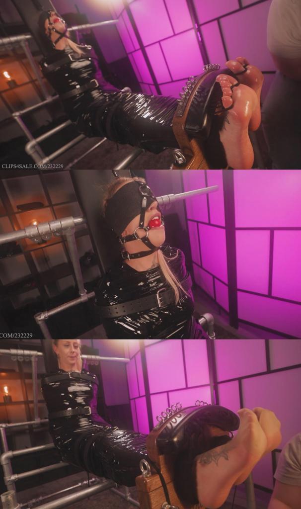 Automated Mummified Tickling - Charlie Lou 在这段视频中，Charlie 体验了呼声最高的两项玩法：木乃伊式捆绑与自动挠痒。在整个过程中，她被挠得精疲力竭，却又乐在其中。起初她并未被塞口球，脚趾也未被捆绑，但随着我逐一加上这些束缚，她逐渐失去了对身体的控制，最终陷入了前所未有的无助境地。作为给她的额外惊喜，我为她戴上了带有束缚带的球形口球，并将其向上拉紧固定在头顶上方，以便在视频临近结束时，能悄悄地去挠她那暴露在外的颈部。The two most highly requested things, mummification and automated tickling, all in one video. Charlie is tickled to complete exhaustion in this session and she loves every second of it. Starting off ungagged and no toe-ties she soon loses more and more control as I add these things until she's perhaps more helpless than she's ever been. As an extra little surprise for her the harness ballgag is attached and pulled tightly up above her head so I can sneakily tickle her exposed neck near the end of the clip.