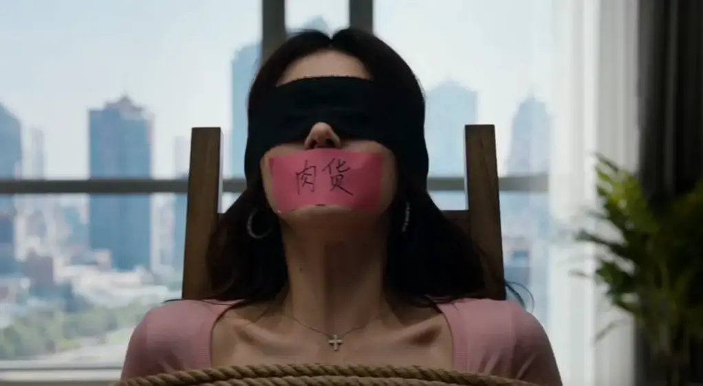 《女海王的遭遇》AI作品 生活中，总有这样一种人。凭借自己出色的外貌去谈多个对象，无缝衔接。带着目的去谈恋爱。一但对方不满足他们的时候，就甩掉，重新找一个。这样的做法虽然一时爽，但是遭到报复就不爽了。小茹就是这样，把前男友甩了以后很快就和别人在一起了，但前男友不会轻易的放过她。