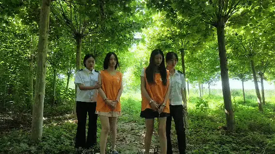 【忘忧社工作室】美丽毒兰花（下集） 上集拍摄到J方得知境外F毒头目张丽丽（外号老K），   近期将与毒F柳初一进行交易，J方布控将俩人当场抓获。 本集拍摄的是J方将张丽丽与柳初一押到户外指认交易现 场 【忘忧社工作室】美丽毒兰花（下集）<br>上集拍摄到J方得知境外F毒头目张丽丽（外号老K），<br>  近期将与毒F柳初一进行交易，J方布控将俩人当场抓获。<br>本集拍摄的是J方将张丽丽与柳初一押到户外指认交易现<br>场。期间柳初一借故肚子疼上厕所实则逃跑，被抓回后吊<br>铐起来鞭打，关禁闭等惩罚，最终二人被判处死刑，押赴<br>    刑场执行，当柳初一看到张丽丽被执行枪决后，吓的失禁，<br>    悔不当初，但是法网恢恢，疏而不漏，柳初一被执行枪决，<br> 未死又被二次补枪，最终结束了年轻的生命。                       <br>本剧作为法治宣传片题材视频，将提醒大家，珍爱生命，<br>远离犯罪 ，要做个遵纪守法的良好公民。定拍联系：3850460505  