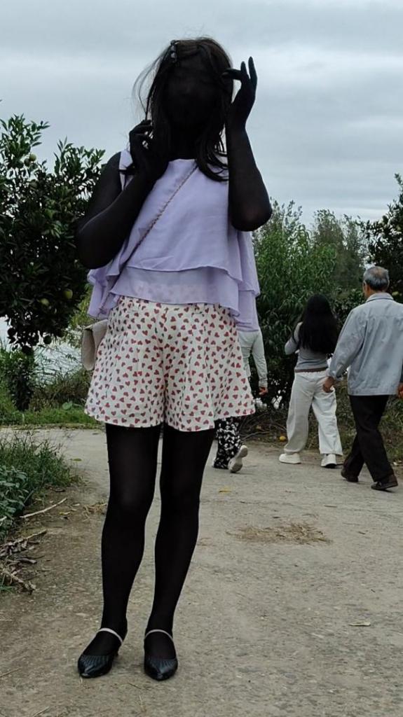 黑色zentai(全包紧身衣)下乡 大嫂穿上黑色zentai(全包紧身衣)下乡，一路上疯疯癫癫的。走一路，跳一路。走一路的唱一路。精不精彩您说了算。