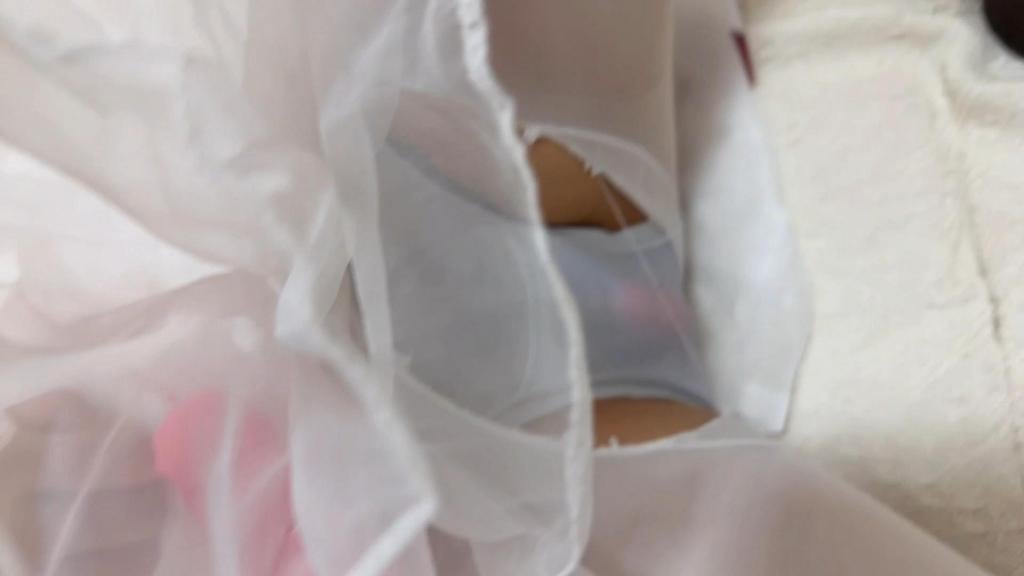 小酒客户定拍小玩具 忙碌了一天的小酒拖着疲惫的身躯回到家中，殊不知歹徒早已恭候多时，刚关上门就被歹徒从背后熊抱(小酒双腿离地挣扎)，反复多次，小酒挣扎无果，一阵晕眩后倒在歹徒怀里。歹徒将小酒公主抱起，上下掂量，抱着在房间里四处走动，静静欣赏着今晚的猎物。<br>歹徒抱着小酒走至沙发边坐下，将女孩抱在横抱在腿上把玩。先是全身抚摸，随后掏出事先准备好的道具安装在女孩身上，并将双手绑在身前，继续摆弄女孩的身体。<br>女孩惊醒起身向大门跑去，歹徒不慌不忙按下开关，女孩一阵瘫软，歹徒紧随而来抓住女孩，扛起来拍拍屁股以示惩罚，然后抱回沙发。<br>为了惩罚和防止小酒再次逃脱，歹徒抱着小酒，将功率开到最大，然后用力抚摸揉捏女孩的身体，并时不时抱起来转几圈、颠几下。过程中一点点把白丝裤袜脱掉(最后脱掉了以后鞋穿回去)。随着时间的推移，女孩反抗的力度越来越小，最终小酒瘫软在歹徒怀里。歹徒公主抱起调教好的女孩，边走动边欣赏。最后抱进卧室放在床上等待下一步动作。<br>长期招模特，地处福建漳州，欢迎福建广东的模特（可以报销路费）过来体验绳艺，也可来应聘模特，可多种风格拍摄，可定拍图片视频目前小九小十小拾小酒小玥等多个妹子可s可m，小玥可以当女s，可定拍图片视频，大部分类型都可接，只有你想不到没有咱办不了，当然也有约绑教程，感兴趣的老板请加QQ1294260984或微信sykb1625144905