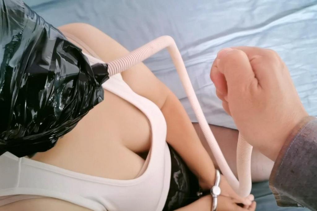 黑胶带全包呼吸控制，只在嘴里留一根管子，手铐脚铐团缚后推倒 绳艺馆原创视频，订拍QQ120506109<br>戴上手铐脚铐，口中插管，耳朵塞了纱布，再用黑胶带把眼耳口鼻全包，只留一根管子呼吸，堵住管口一分钟，剧烈挣扎起来。手心塞上纱布，握拳头套上弹力丝袜，再用黑胶带缠紧，手指一点也打不开，最后团缚后推倒，痛苦挣扎<br><span style='color:#b0b0b0;'>[隐藏文字，购买后可见]</span>