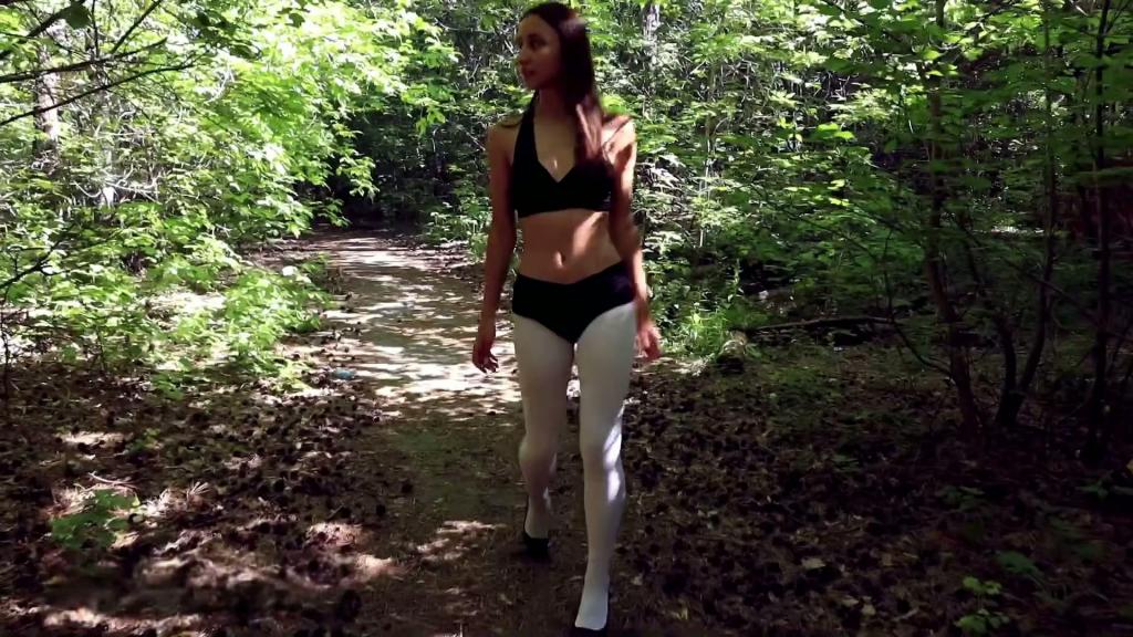 Gerda punished the bandit with her dirty feet in white pantyhose Heels 4 kicks拍摄，抹去了原片的网址以符合本站规定<br><br>特工X身穿已湿透的性感白色丝袜，在泥泞地点追击一名暴徒。暴徒突然伏击，抓住她的腿将她摔倒在地，粗暴脱掉鞋子，露出汗湿的白色丝袜脚。两人扭打中，X的丝袜不断沾上泥巴变得更脏。暴徒被她汗湿发臭的丝袜吸引，开始嗅闻并崇拜她的丝袜脚趾。X决定用丝袜反制他。X站起来后施展高踢、跳跃踢等腿法，并在坐地和侧躺时继续踢击（进一步弄脏丝袜）。几脚后暴徒倒地，X用脏丝袜脚在他脸上和头顶摩擦，用脏腿压住他的脸，还在他身上做劈叉，并用腿剪多次控制他。暴徒虽被羞辱，却似乎享受这些脏丝袜的接触。他试图反击抓挠她的脏丝袜脚，但被压制。随后X坐在椅子上（或桌子上），反复摆弄腿部和脚部姿势：张开、交叉、抬起，用脚和脚趾彻底诱惑他。她接着在脏地上做劈叉和拉伸，丝袜腿几乎变得全黑。暴徒忍不住揉搓、玩弄她的丝袜并拉扯脚尖。X继续用拉伸和劈叉挑逗他，他再次触碰时被踢击惩罚。X用脏脚在他脸上摩擦，并大喊“闻一闻，闻我的脏丝袜！”。暴徒试图防御并攻击她的脚，但X动作更快，不断用劈叉和移动躲开。最后X让他坐到椅子上，用脚抵住他的喉咙；他想推开却无力反抗。X高踢将他打倒在地，最终将他制服锁定。<br>