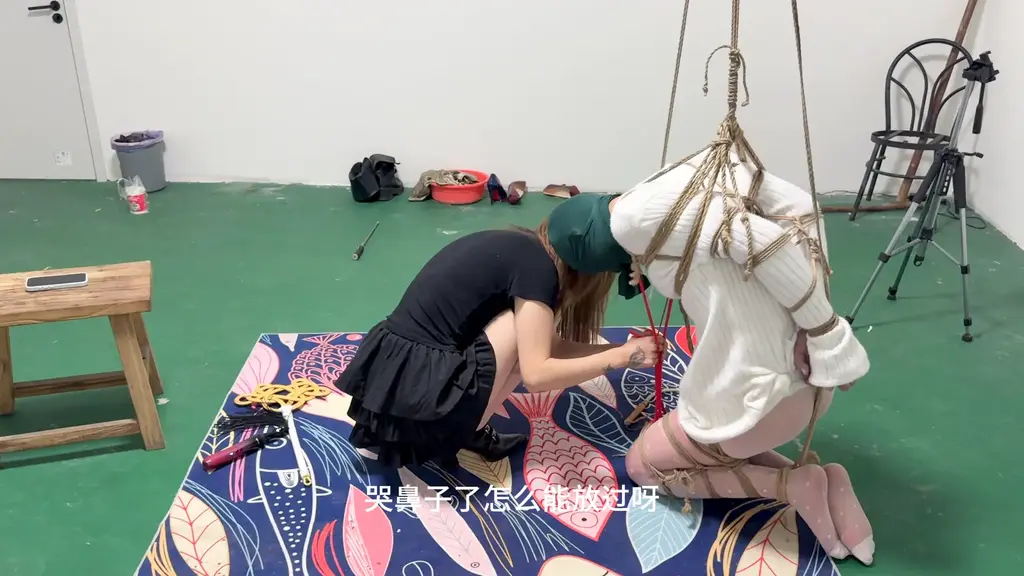 [媚娘原创工作室] Meiniang Studio — Ever Been Tormented to Tears in an Offline Session? (Offline Session Record) Meiniang Studio<br>WeChat: MNS66996<br>Offline sessions, private commission shoots, in-person play companionship, bondage model bookings, classes nationwide<br>After a harsh round of CBT, the lowly dog was thoroughly docile, kneeling on the floor facing its mistresses and waiting for the next round of training. Yiyi and Shui'er took turns: first they bound it in an M-leg tie so it could neither kneel nor sit, then hoisted it into an extreme straight-arm suspension, the rope running over its head and pulled all the way down to its legs so it couldn't even lift its head, and finally tied its ankles to its wrists. Numb all over and frightened, the dog broke down in tears while begging for mercy. Shui'er coaxed it along patiently, its sobs grew louder and louder, and the session ended with the most abject barking and pleading. The experience felt amazing.