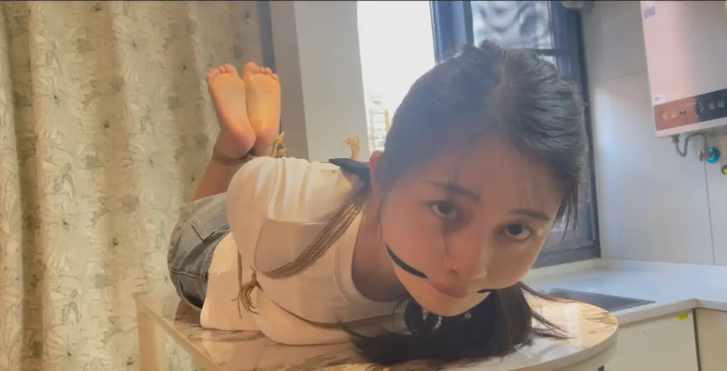 奥特曼定拍–眼镜妹驷马放置 眼镜妹绝版作品之一，题材仍然是驷马，无剧情，主要是裸足驷马，绑的依然相当极限一些，然后脚上不断加绳，脚趾勒驷马等虐脚元素很多，喜欢驷马亲们可以多多支持，也感谢各位同好这几天的支持，奥特曼定拍还有几部，看销量情况最近会发出一些，再次感谢各位看客了，也感谢“我在下”老弟替本人转发