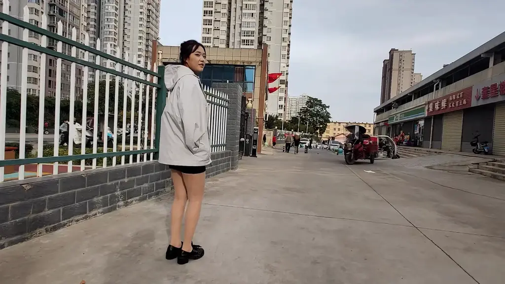 户外片段 楼顶户外被发现，转战河堤，国庆还是人太多...<br>本片经过模特知情同意进行拍摄，无任何真实暴力发生。<br>秦韵绳屋祝大家：马年行大运，发大财。<br>本绳屋无线下体验，请不用再咨询了，谢谢。<br>业务QQ：1937963514，可接定拍，欢迎骚扰。<br>解压密码：qinyun