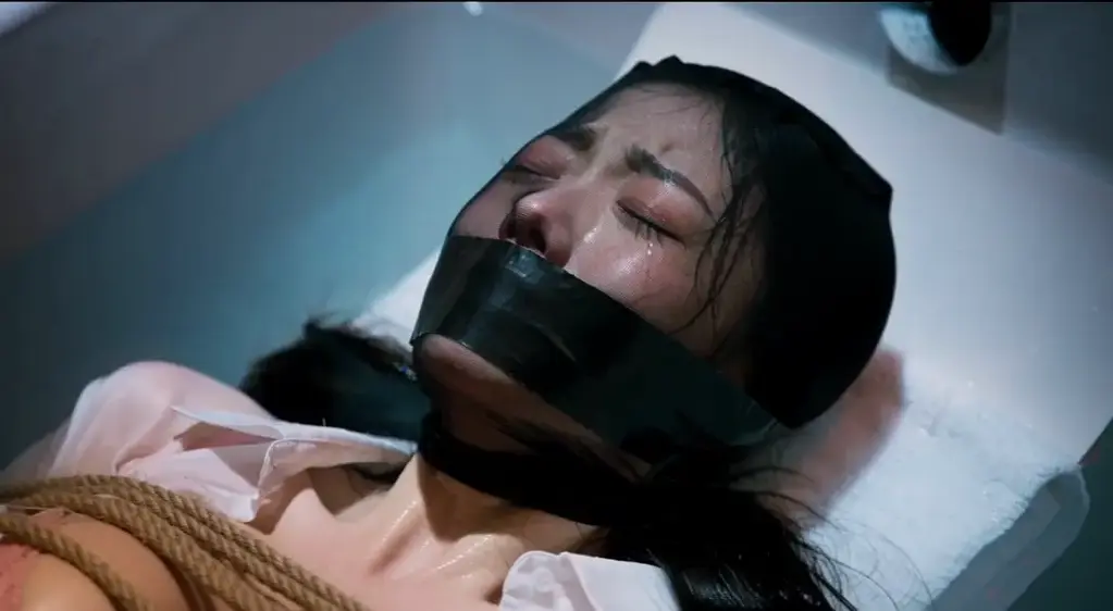 《被赌鬼姐姐抵押赌债的妹妹》 晴晴的姐姐是广告公司的老板，而晴晴担任她的秘书，这天晴晴接到姐姐通知让她去酒店送个文件，结果被等候多时的债主给用迷药迷晕了。然后将晴晴绑在了淋浴下，折磨。最后将她放进浴缸用丝袜套头。打开水龙头开关，就当晴晴即将被水淹没的时候，债主关闭了水龙头。一个月后，因为还不上赌债而沦落为失足少女的晴晴姐姐被债主的手下抓到并困了起来送到债主的酒店。
