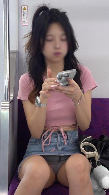 かわいすぎる美脚ギャル、お尻丸出しTバックハミ毛[ドアップあり] めちゃくちゃかわいいです　ギャルでも下品なかんじではなく清楚な美人　整ってます、とってもかわいいです<br>そんなかわいい清楚ギャルの▼が常にずっと見えてます　前から、後ろから、下から　合わせるともう全面見えてますね(笑)<br>しかもスケスケなので全裸を見てるのとほぼ同じかと　まあ全裸なんかよりエロいです　めちゃくちゃかわいいのでローアングルでもかわいいです　めちゃくちゃかわいいので顔と▼が見える美人画角多めです　美人画角とは顔から膝までの画角です<br>美脚なので全身見える全身画角もしっかり入ってます　引きでもしっかり透けてる▼も見えます、日光にも感謝です<br>ローアングルでは光学ズームで膝の間に顔突っ込んで見てる感じが味わえます　毛の流れまでしっかり見えます　冒頭からがっつり見えます　見えてないときはないくらい常に見えてます<br>対面だけではなく降り際の▼が乗り換え後も追ったので２回　その乗り換え待ち中の低い位置からの逆さもあります<br>エレベーターでの手取り逆さも２回あります　照明ありでしっかり見えてます<br>美人画角と目線全身画角も時間たっぷりで楽しめますがローアングルでの全身画角、ローアングル光学ズームでドアップで見えてくるスケスケ▼も楽しめます<br><br><span style='color:#b0b0b0;'>[隐藏文字，购买后可见]</span>