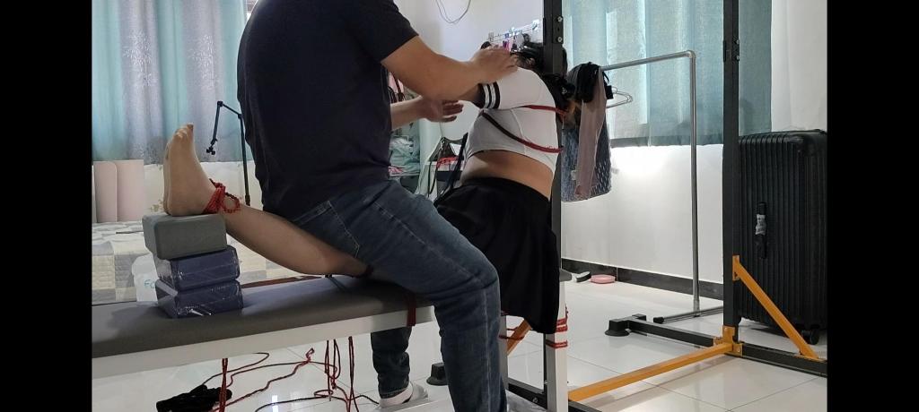 [磊哥原创] Goudan on the Tiger Bench, Plus Breath Play A holiday training session for Goudan: the tiger bench combined with breath play brings on fierce struggling and loud, wailing sobs. For custom shoots and inquiries, add QQ 8723114.