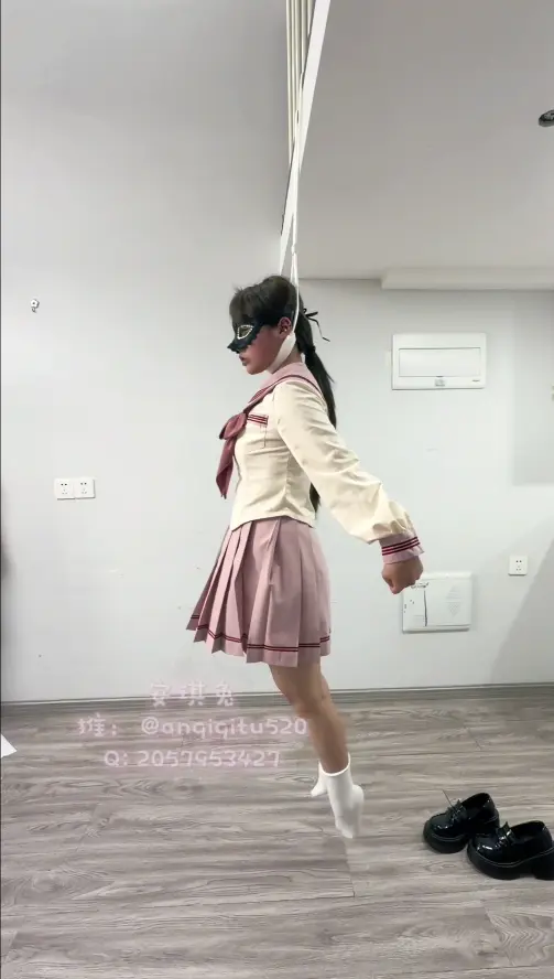 兔兔原创真实上吊-猫妹妹侧面吊 紧接前段-本人妹妹安琪猫的无保护真实上吊体验（4秒晕，5秒抽搐）侧面视角<br><br>猫妹妹略带兴奋的走到绳索下面，脱掉了性感的小皮鞋 露出白袜小脚站上了凳子，毅然的把绞刑索套入自己的脖子，<br><br>工具人将凳子拿开后，支撑骤然消失，全部压力集中在她颈部，绳子死死勒住了喉咙 完全阻断颈动脉的血液流动、导致4秒就失去了意识，随后而来的是全身挣扎抽搐、白袜小脚不受控的乱踢，非常的性感；<br><br>侧面能清晰看到压力集中在脖子处，颈部的凹陷状态，喜欢的宝宝不要错过