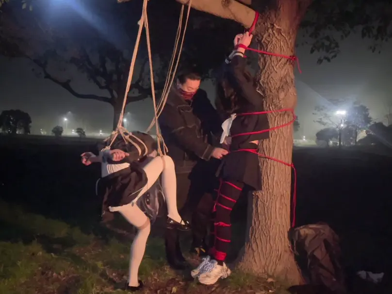 两个小伪娘的户外捆绑悬吊，刚开始互虐，最终互帮互助之下挣脱束缚（下） 因为原视频时间太长所以裁剪成上下两部<br>冬季时候拍摄的，是存货<br>两个m在户外被冻的半死，也算是其中一项调教了哈哈<br><br>我的X：@kilo141Dom QQ：1084064754<br>欢迎约绳，最好是江浙沪地区的，或者离我近一些的被缚，男女皆可。距离远的话需要报销路费，也接受订拍。<br>素质交流，不摆架子，很好说话。但是无礼且愚蠢的人请自重。<br>