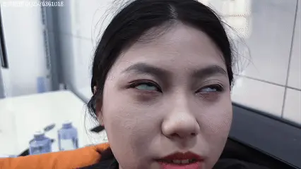 不速之客 【试镜】白天下午，小偷阿坤潜入一间单身公寓行窃，得手后正准备离开，门外突然传来钥匙转动声。他慌忙滚到沙发背后藏身。女主人琳琳请了假提前回家，踢掉高跟鞋便倒在沙发上，很快沉沉睡去。<br><br>阿坤本想趁机溜走，却在午后阳光下看清了琳琳的面容——年轻貌美，呼吸平稳，毫无防备。他一时鬼迷心窍，忍不住伸手触碰她的头发、肩膀和腰际。就在指尖刚碰到她腰侧的一瞬，琳琳猛然惊醒，惊恐质问他是谁。阿坤魂飞魄散，慌乱中一手捂住她的嘴，一手掐住她的脖子，直到她失去意识。他探了探鼻息，确认她还活着，便用绳子将她的双手绑住。<br><br>琳琳再次醒来，发现自己被绑，她强压恐惧，假意配合，假意告诉阿坤财物地点，趁着阿坤找寻财物时跌跌撞撞冲向门口。然而还没到门口，就被阿坤从身后一把抱住。她拼命挣扎尖叫，阿坤再次掐住她的脖子，这一次用了全力。几秒后，琳琳彻底瘫软在地。