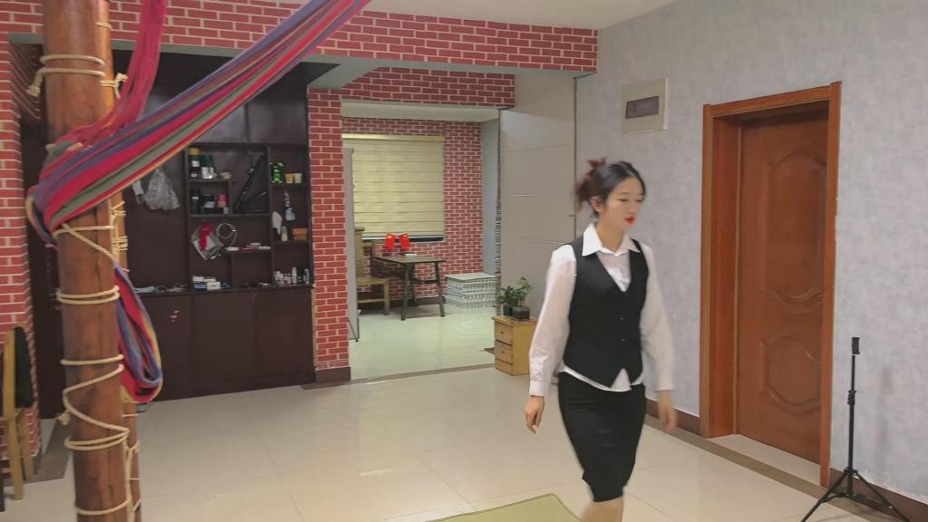 定拍转公映-网中美缚 感谢网友定拍。剧情定拍，模特合作，女m绳缚体验等各种事宜可加我Q2332635397，注明来意。后续更精彩，希望大家支持和关注。感谢。<span style='color:#b0b0b0;'>[隐藏文字，购买后可见]</span><br>女孩子独自前往一个隐秘的房间找她的一个朋友。走进房间，她的朋友就和她坐下聊天。女孩：哥，你今天找我来什么事啊，你说要我看个视频是什么呀？我还看到你这里这个蜘蛛网是干什么的呀？男：来，我给你看看。播放视频，谈谈你有什么想法。看到这你有什么反应吗？女孩：有点不太舒服，让我生理不适吧，这是要干嘛。这么恶心的吗？如果是我我会很难受。男：其实我一直想这样折磨你，你看看今天这个网是不是能把你也捆起来呢哈哈哈哈哈？女孩很嫌弃地看着男的：哥，你要干嘛呀，我要走了！<br>男：休想！随后男子便从背后抱住女孩，女孩挣扎挣扎想挣脱开。女孩：哥，你干嘛这是什么姿势，好羞耻啊。女孩还不断想起身起身，挣扎起身，头时不时抬起来看着自己双腿。男：我特地骗你来这里的，等我玩舒服了我要把你丢进这个网里面哈哈哈哈！<br>过了大概五到十分钟分钟，男抓女孩起来站立丢进蜘蛛网里大字捆绑。女孩问:为什么要把我绑起来，这是要干嘛，把她上半身绑好，然后再扯开大一些绑两条腿，期间女孩不愿意给绑腿在挣扎，说道:不可以不可以，不要绑我的腿，松开我的脚。绑我的手还不行吗？你为什么要骗我！女孩一直强力挣扎而且持续痛苦往前顶的样子，想逃脱但是没办法，最后还是老老实实，过了一会，男从背后搂着她带劲。