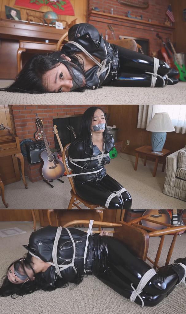 Proud bounty hunter Raven Lynette wearing full latex makes a mistake Proud bounty hunter Raven Lynette wearing full latex makes a mistake and ends up tightly tied up and gagged to a chair, and she cant take the humiliation! 雷文·琳内特（Raven Lynette）是一位以极度自负而闻名的赏金猎人。一天，她追踪一名罪犯来到林中的一所房子，却遭到了对方的突袭，被死死地捆绑在椅子上。雷文身穿全套黑色皮革装备——靴子、长裤和夹克——这身行头本让她感觉强大且不可侵犯，但此刻被捆绑的处境却让她倍感屈辱！她挣扎得越剧烈，皮革摩擦发出的声响就越响亮。雷文不停地叫嚣并威胁绑架者，直到对方用大力胶带封住了她的嘴。她继续挣扎，发出闷声尖叫，伴随着皮革的吱嘎声。由于挣扎过于剧烈，她连人带椅摔倒在地。当绑架者回来时，发现她仍被绑在椅子上，却已跌落在地，显得既屈辱又无助。绑架者对她冷嘲热讽，雷文感到自己毫无用处——她无法动弹，无法言语，在那屈辱的姿态下，她引以为傲的尊严荡然无存。最终，绑架者将她扶回椅子上便离开了，留她等待救援；她低垂着头，陷入了极度的屈辱之中。Raven Lynette is a bounty hunter who is well known for being overly proud. One day she follows a criminal to a house in the woods, where she gets surprised by the bad guy, who tightly ties her up to a chair. Raven is wearing all leather: boots, pants and jacket, all back leather, that makes her feel powerful and untouchable but being tied up is so humiliating for her! the more she struggles the louder the crack of the leather sounds. Raven keeps talking and threatening her captor until the bad guy gags her with duct tape. Raven keeps struggling, muffled screaming, leather cracking. She struggles so hard that she falls to the ground still tied to the chair. When the captor comes back finds her still tied to her chair but on the floor, humiliated, helpless. The bad guy laughs and mocks her, Raven feels so useless, she cant move, she cant talk, shes out of pride in that humiliating position. The bad guy finally puts her back on the chair and leaves her so eventually she will be rescued, she waits with her head down, in absolute humiliation!