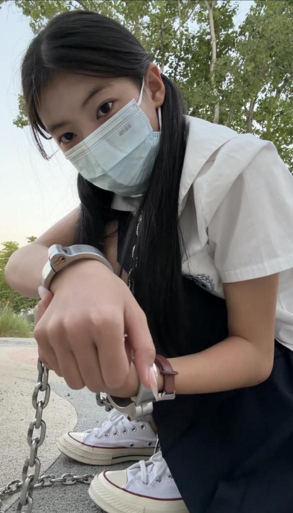 JK女高的连体镣铐户外一公里走路训练+10斤重镣 妹子已成年 真实玩耍 自愿拍摄 时长60分钟<br>周末穿着JK和匡威帆布鞋，带着连体镣铐出门玩，做一个戴着连体镣铐慢跑一公里的任务，没想到这公园人来人往的，好几次都要蹲下遮盖，肯定没能按时跑完，那就罚加戴一副十斤的重脚镣，因为是踩脚穿的帆布鞋，又没穿袜子，脚后跟被脚镣硌的特别疼，后面实再坚持不了，两套镣铐加起来快20斤了，就把重镣拆下来挂在妹子脖子上，像小狗一样。<br>后面把连体镣铐打开，手脚连铐，妹子被迫弯腰走了很久，太难受了。<br>布莱恩原创作品  日常真实镣铐 1071263211