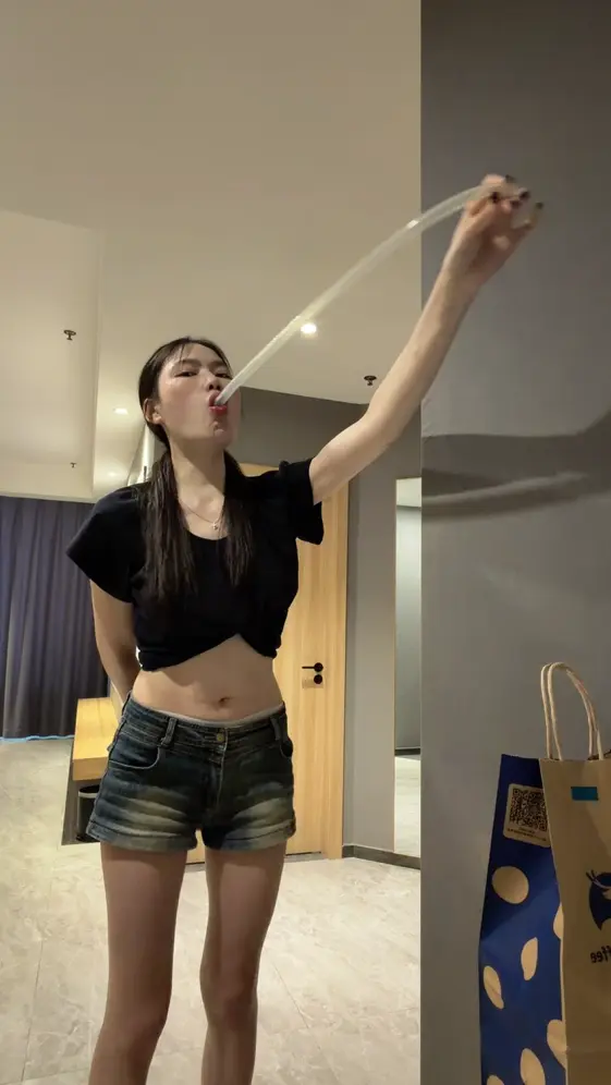 高个美女吞管深喉 175高个美女挑战半米塑料管深喉，第一次没有吞到最下面，第二次直接把整个管子吞进去，喉咙受到严重刺激（超级深喉），一步到胃。最后从胃里拔出管子的时候实在难受把食物都带出来了