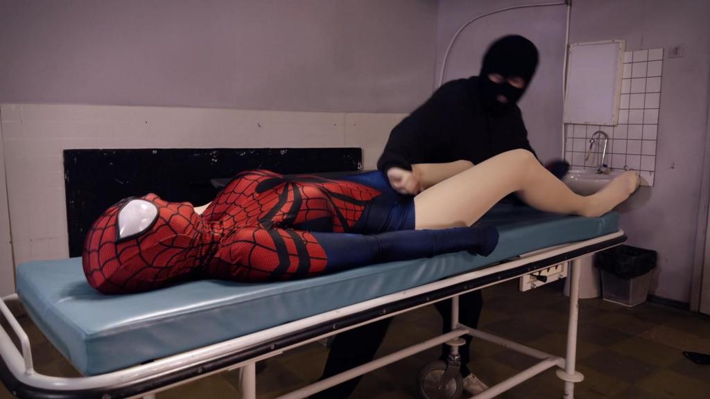 Super Remote: Spidergirl – Resurrection Spidergirl has been defeated. She wakes up to find herself captive to a man she knows nothing about. He keeps her weak trying to break down her will. Will he succeed? Starring: Anastasia<br>蜘蛛女侠战败了。她醒来后发现自己被一个素未谋面的男人囚禁。他不断削弱她的体力，试图摧毁女英雄的意志。他会得逞吗？