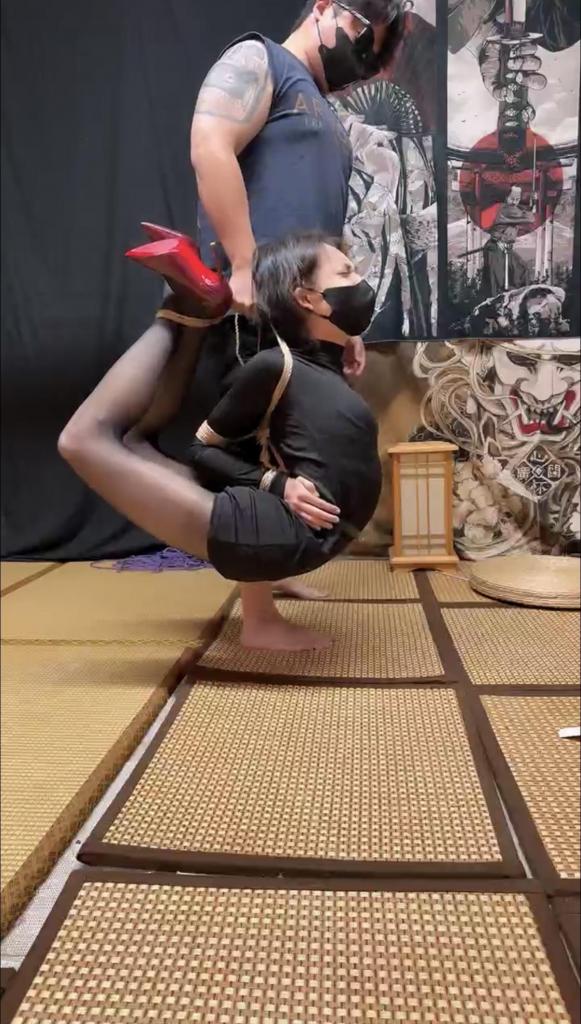 【零零柒】直播回放之欧式极限紧缚分享 10月7日直播回放，内容是欧式极限紧缚，包含鸡翅极限驷马、颈手枷逃脱挑战、欧式直臂Strappado。。<br>主包坐标028，只玩欧式风格极限紧缚，体验（女士互勉）、定拍Q1260485705（备注来意，拒绝闲聊）<br><span style='color:#b0b0b0;'>[隐藏文字，购买后可见]</span>