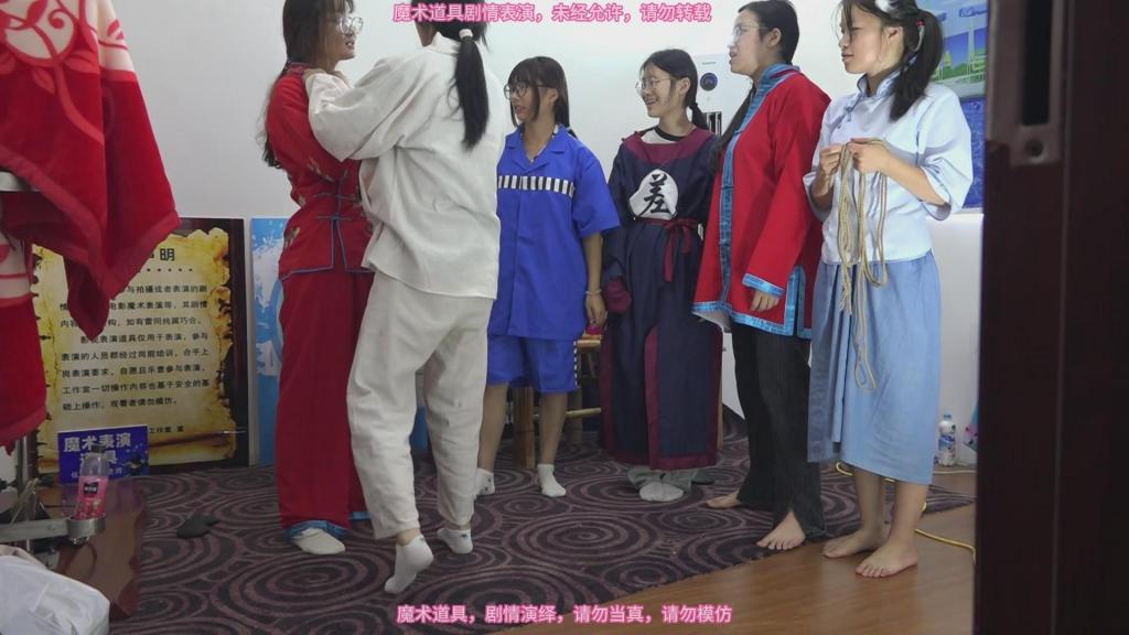 几个大学生古装断案抓捕审讯刑具，捆绑剧情，无厘头简单剧情第十三集 束心魔术道具工作室，几个大学生古装断案抓捕审讯刑具，捆绑剧情，无厘头简单剧情第十三集，唯美风格，本工作室摄影技术和剧情拍摄相对一般，无法和专业的摄影师相比，购买本工作室视频请知悉本工作室拍摄的视频短剧内容也许并不专业，本工作室各种古代道具断头台，古装捆绑剧情游戏，金属，木质道具，枷锁，金属站立枷，魔术木笼囚笼拘束架道具审xun椅，各种拷镣等魔术笼子等道具，本工作室秉持，绿色，健康，唯美，解压，为原则，可以体验定拍.            妖狐吧定拍 ，女生加入本工作室  （本工作室只收女生，只收女生，只收女生，很多男生cd问收不收的，我将不再回复！）         qq：3329311459              骗子勿扰，事多者勿扰！！！
