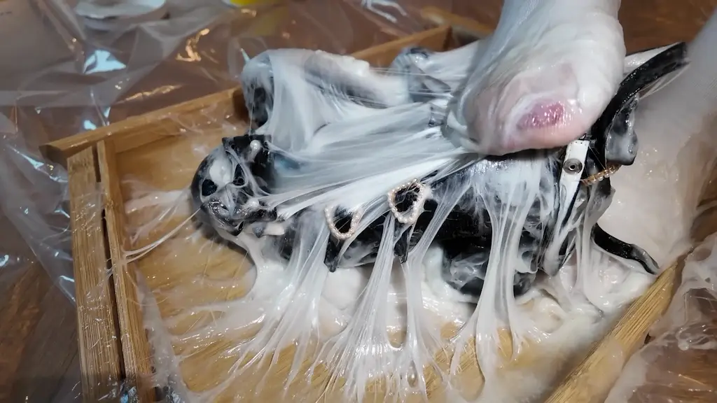 地偶与胶水陷阱 新的模特小姐姐的第一部福利胶水作品——G16地雷妹与胶水陷阱端上来了！是有微剧情的一期。无良的地下偶像一次又一次地压榨手下的工具人，在忍无可忍时，工具人展开了他的复仇。小姐姐穿上放进胶水的绸缎lo鞋之后又踩到胶水陷阱，在一次次挣扎拉丝后再毁掉lo鞋（裹满白色胶水的lo鞋很萌）。最后再脱掉鞋子和过膝袜才得以挣脱。视频全长32分钟，因为本期的胶水不是太黏，所以降低售价（首周），可以说非常有性价比了。<br>定拍Q：1985782024<br>另招武汉或周边的模特，联系方式同上