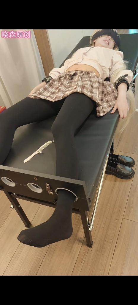 晓森妹妹的换装tk秀 （晓森原创）感谢老板赞助的服装道具。这是一次一整天的纯tk约玩，晓森妹妹一共换了6套衣服，有cos服，有女仆装，jk，护士服等，有黑丝，白丝，肉丝不同厚度的，也更换了不同的姿势，最后还是绑床上的驷马。只是一个玩耍的小记录。<br>欢迎各位➕Q2195803378交流，欢迎订拍，一起开发晓森小妹妹。