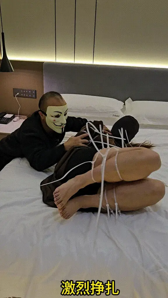 强吻！扎带直臂驷马紧缚，超紧鸡翅膀蟹式K9人形犬缚，毫无逃脱可能，牙刷挠脚心，强制猥亵，超薄丝袜头套强吻，激烈挣扎。 强吻！扎带直臂驷马紧缚，超紧鸡翅膀蟹式K9人形犬缚，毫无逃脱可能，牙刷挠脚心，强制猥亵，超薄丝袜头套强吻，激烈挣扎。中途低血糖差点晕倒。