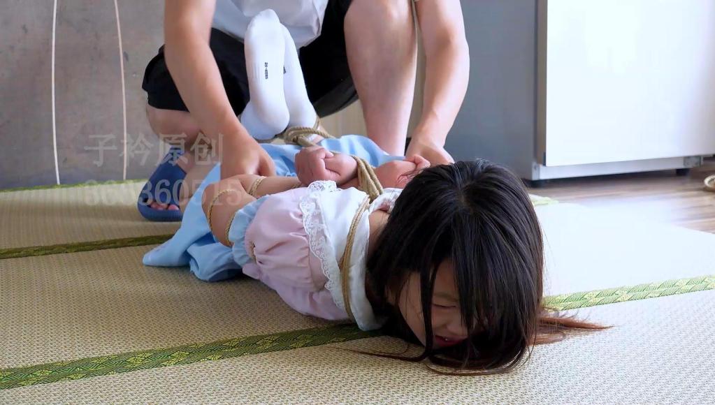 【子衿原创】31023 小凝极限五花 勒的太疼了 百度下载解压密码：zjsy,子衿工作室向全国绳艺爱好者提供：体验捆绑绳模服务、绳艺作品销售、作品定制、视频网调、原味等，另外本店招募绳模，。<br>订拍请联系QQ：3663605154