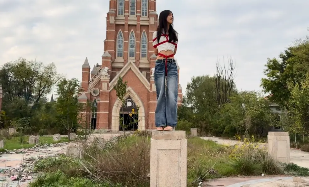 小美女又去户外玩耍 上次这个姑娘出去玩一趟，没玩过瘾，这几天吵着闹着还要出去玩，就带这她又出去溜达溜达了，还找了两个帮手，这次后手吊的高高的，时间也坚持的蛮长的，剪出来的时间都有30多分钟，期间还要绑着给我们跳舞看，被驷马捞痒痒，被欺负惨了，看她以后还敢不敢再闹着让我带她户外玩耍。<br>解压密码：54321<br>本次拍摄充分与模特沟通模特同意后才进行的拍摄，无任何逼迫及不良拍摄行为。<br>工作严格遵循绿色的、健康的亚文化，杜绝带有任何尺度的拍摄。只接受正常绳艺及绳艺娱乐方面的内容。<br>工作室欢迎各位老板咨询、定拍，给出拍摄的建议。<br>工作室支持线上绳艺及金属约束器械的玩法。<br>业务联系QQ：2210610585<br>祝各位老板身体健康，马年发大财！