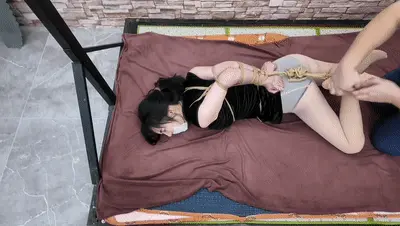 苹果有毒 解压密码:mysy<br> 一个超级笨蛋的学生家长高薪聘请了一个优秀老师，柔仙儿老师今天特意为这个超级笨蛋学生补课，这个学生脑子太笨了，怎么也不开窍，把老师急得受不了，大声训斥这个学生，这个笨蛋学生，突然想出了一个鬼主意，跑到卧室，拿上苹果，往苹果上喷点迷魂药，并主动讨好老师，说老师老师，给你一个好苹果吃，老师吃了一口，感觉特别酸，就随手放到碗里，马上觉得头晕乎乎的，一会儿晕了过去， 等再醒来的时候，嘴里塞上丝袜，胶带已经把嘴堵住，又被直臂股绳捆绑，学生开始报复老师，抚摸老师的丝袜美腿，老师想喊喊不出来，想跑又跑不了，只能无奈的挣扎，学生抚摸老师，越抚摸越过瘾， 看到身后有个架子，直接抱起老师，放到架子上继续抚摸TK，学生玩的有点累了，跟老师说，我把你驷马绑起来，你一人在这慢慢挣扎逃脱吧，我走了。<br>只定拍绿色视频,可接受赞助定拍和收藏版权定拍,可定制2k,4k视频,有意者请联系qq3094769038欢迎有定拍能力的同好咨讯交流